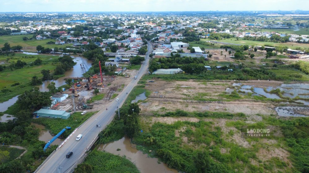 Tại điểm đầu tuyến, nơi giao với Vành đai 3 tại xã Phú Hòa Đông (TPHCM), công nhân đang khẩn trương san lấp nền đường, chuẩn bị cho các bước thi công tiếp theo. Ảnh: Anh Tú - ảnh chụp Tháng 9.2026.