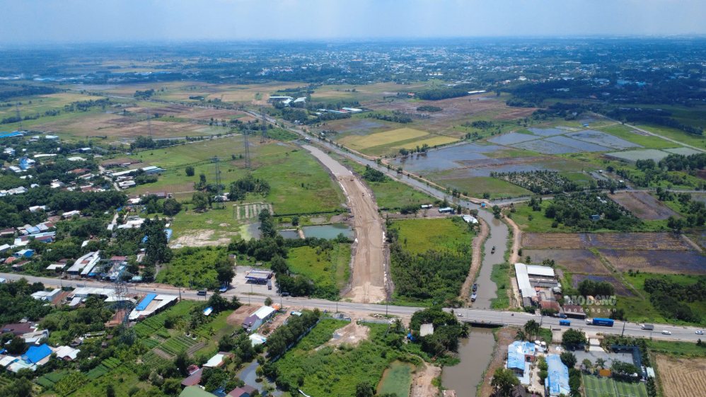 After more than 2 months of construction, the 23,000 billion VND expressway is gradually forming routes. Photo: Anh Tu taken in September 2026.