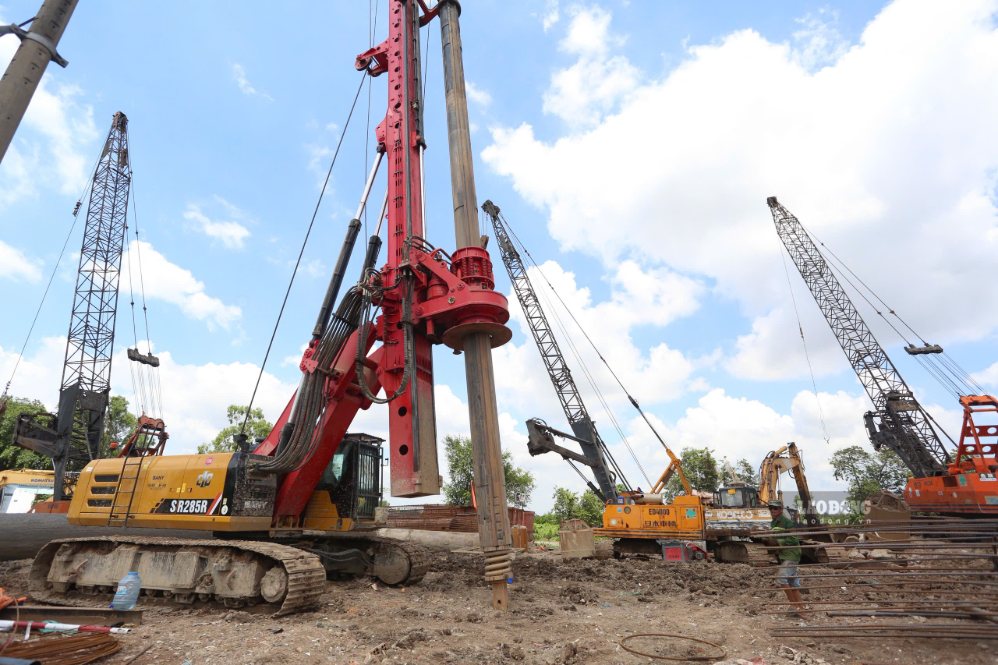 Nhiều phương tiện cơ giới đã được tập kết để thi công. Ảnh: Anh Tú