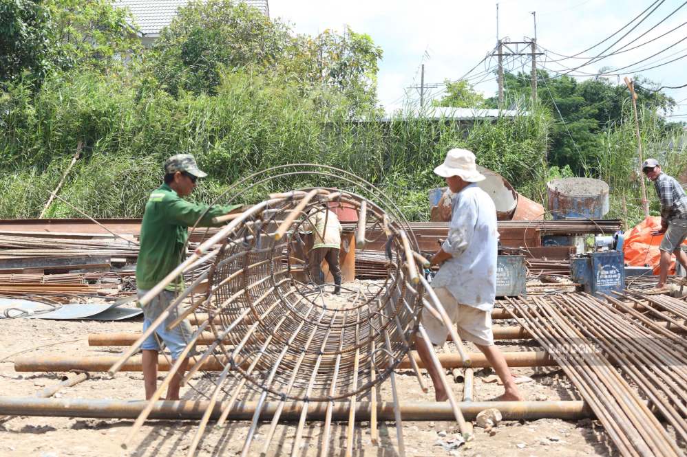 Các công đang làm lồng thép để đổ cọc làm cầu bắc qua kênh Xáng. Ảnh