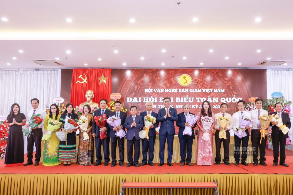 Ban Chấp hành Hội Văn nghệ dân gian Việt Nam khóa IX, nhiệm kỳ 2026-2031 ra mắt. Ảnh: Hải Nguyễn