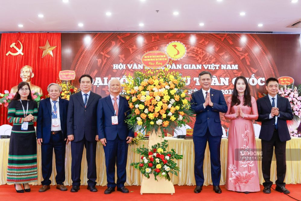 Mr. Tran Thang, Member of the Standing Committee of the Party Committee of the Fatherland Front, Central Agencies, Vice Chairman of the Central Committee of the Vietnam Fatherland Front presents flowers to congratulate the Congress. Photo: Hai Nguyen