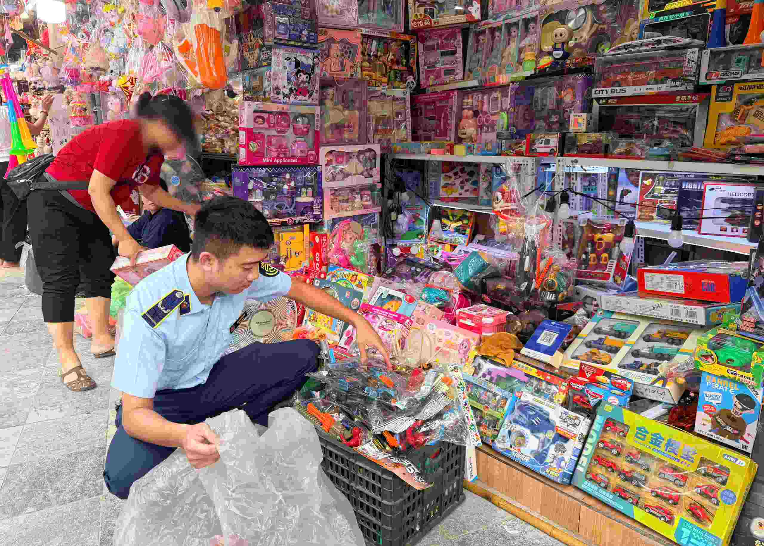 Hanoi Market Management force inspects goods during the Mid-Autumn Festival peak. Photo: Hanoi Market Management Department