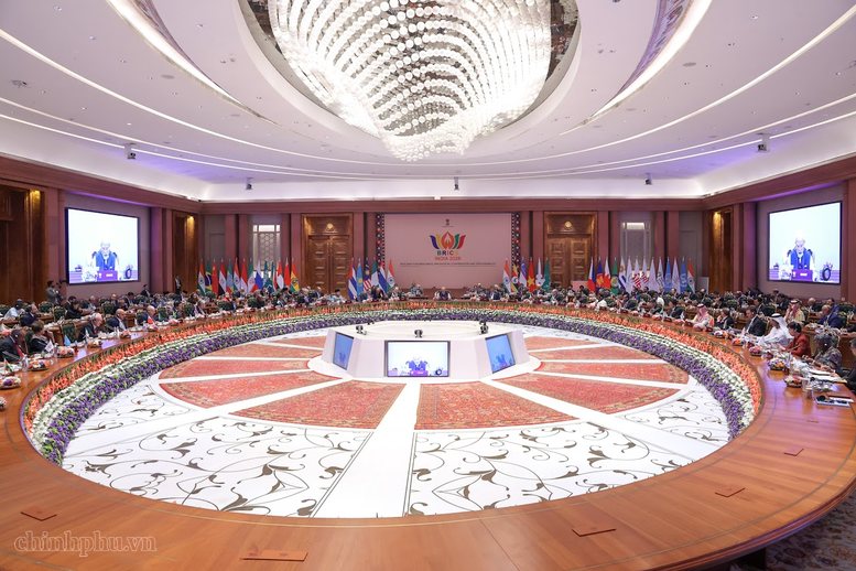 Phiên thảo luận Hội nghị thượng đỉnh BRICS lần thứ 18 với chủ đề “Tự cường, đổi mới sáng tạo, hợp tác và phát triển bền vững: Định hình tương lai tăng trưởng bao trùm toàn cầu“. Ảnh: chinhphu.vn