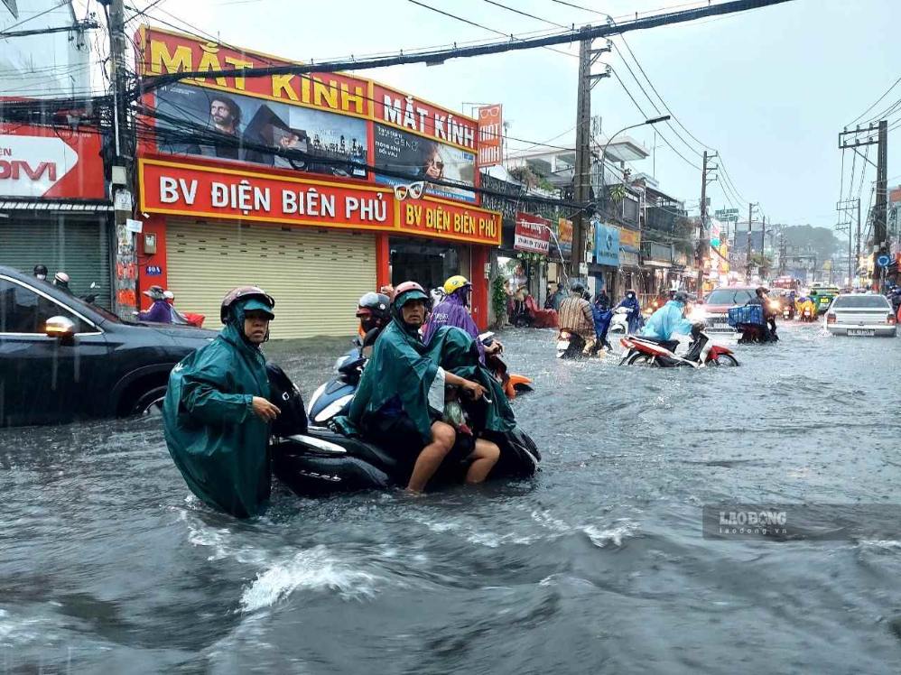 To Ngoc Van street (area near Thu Duc market) deeply flooded in a heavy rain in 2026. Photo: Minh Quan