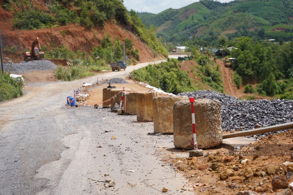 Des centaines d'ouvriers ont été mobilisés pour nettoyer les lieux et accélérer le renforcement du col de Khánh Lê avant la saison des pluies et des tempêtes de 2026. Photo: Hữu Long (prise en juin 2026)