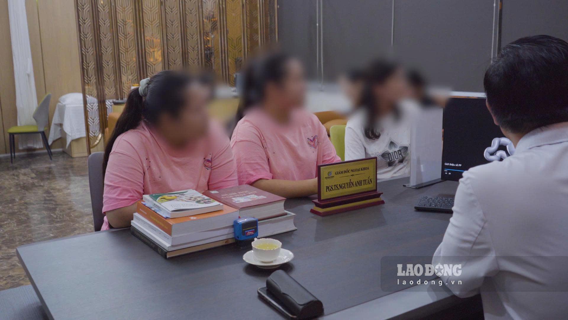 Bác sĩ thăm khám cho hai chị em sinh đôi bị béo phì tại Tuyên Quang. Ảnh: Hạnh Thơm