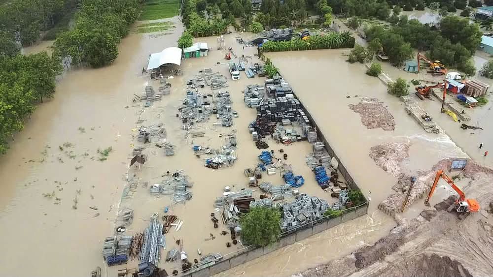 Chantier du projet de dragage et de renforcement de Suối Cái profondément inondé après de fortes pluies le 10 septembre. Photo: Comité populaire du quartier de Vĩnh Tân