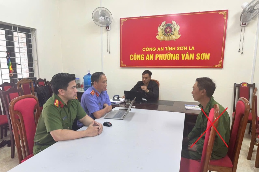 Cơ quan chức năng tiến hành lấy lời khai đối tượng truy nã Giàng A Si (Dấu X). Ảnh: Công an tỉnh Sơn La chụp ngày 13.9.2026