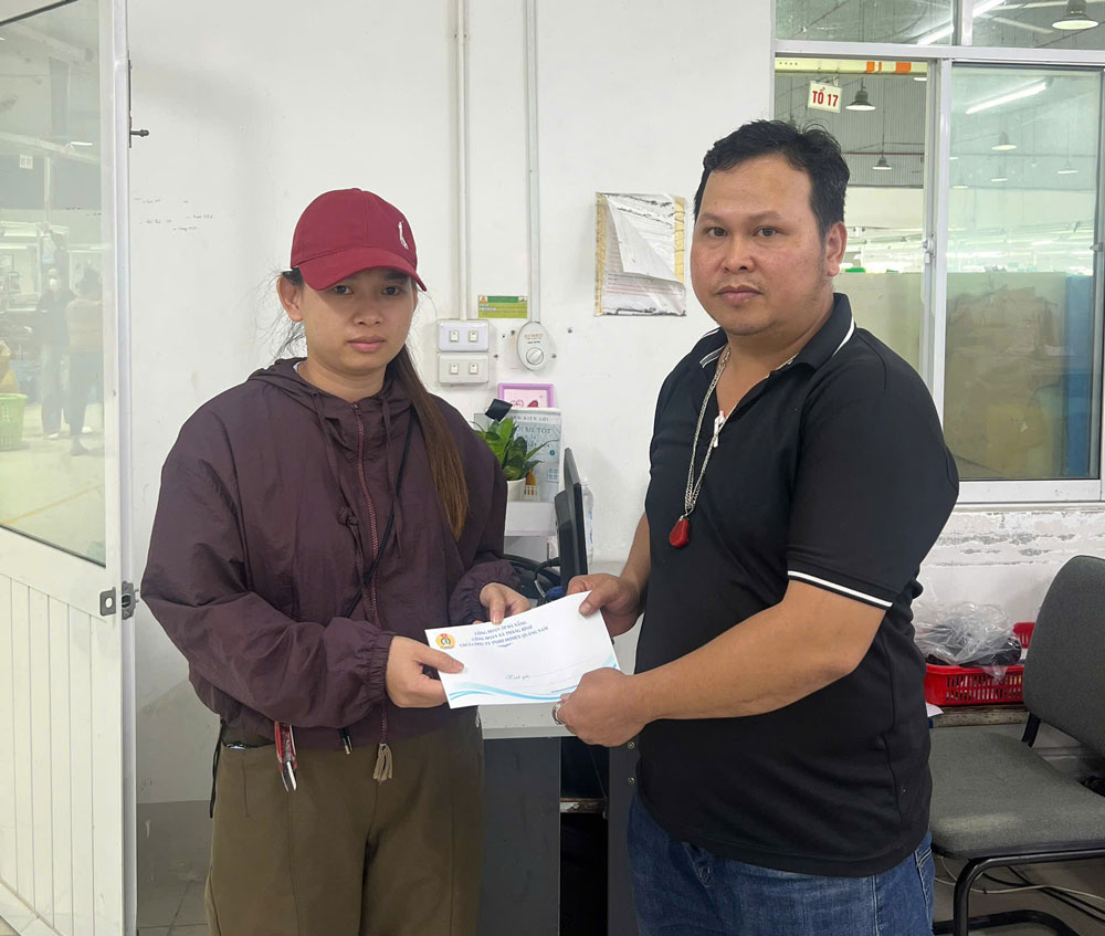 The Trade Union of Domex Quang Nam Co., Ltd. mobilized nearly 21 million VND to support union members with critical illnesses. Photo: Da Nang Trade Union