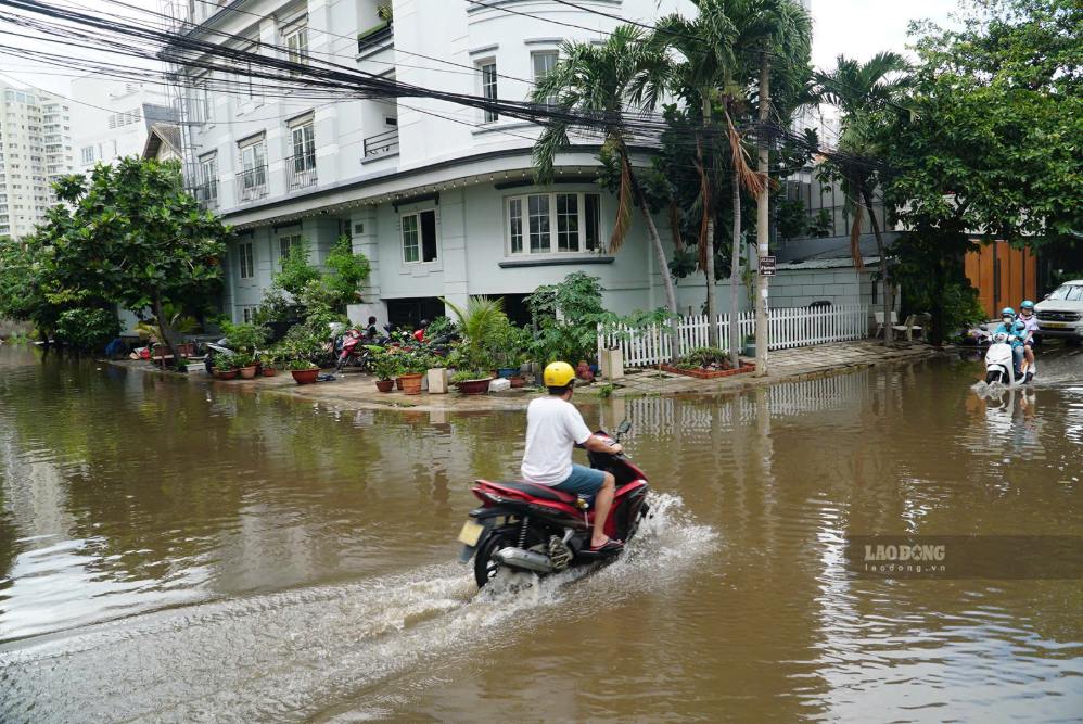 Sau trận mưa lớn chiều 10.9, một hẻm trên đường Nguyễn Văn Hưởng vẫn ngập nước vào ngày 11.9. Ảnh: Minh Quân