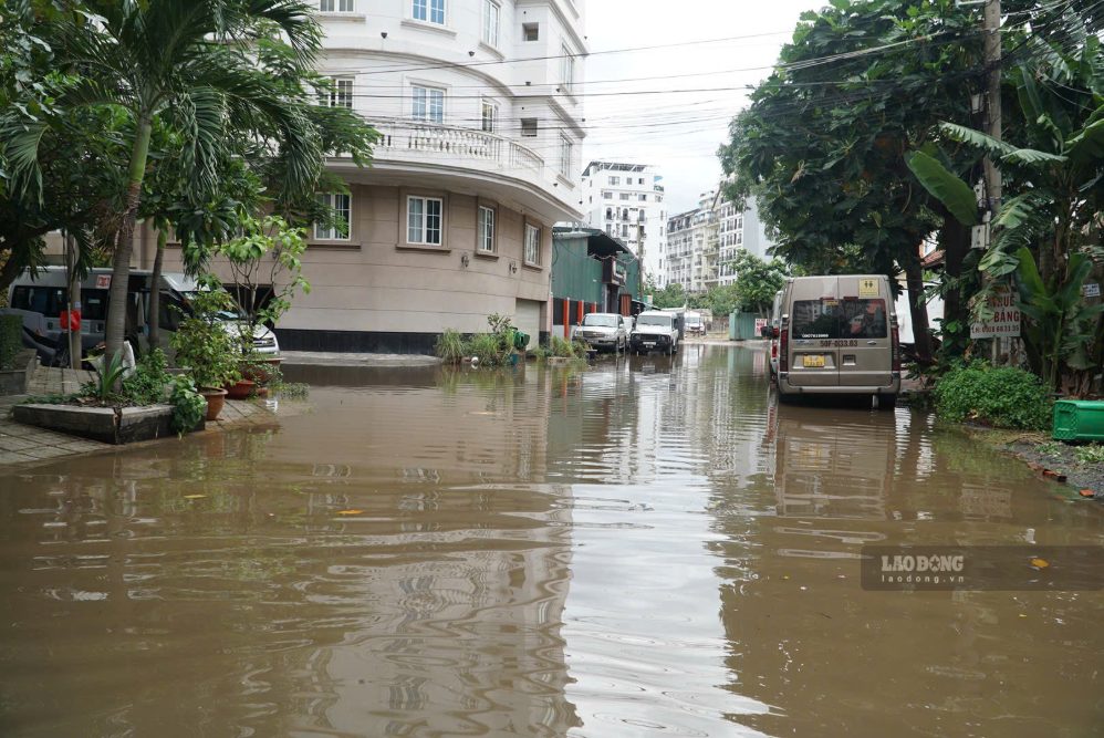 Hẻm trên đường Nguyễn Văn Hưởng ngập nước ngày 11.9. Ảnh: Minh Quân