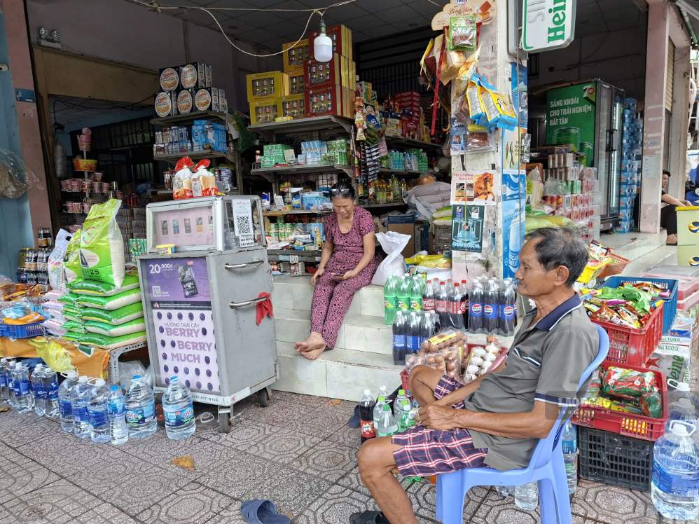 Nhà bà Lộc trên đường Quốc Hương được nâng nền hơn 1m để chống ngập. Ảnh: Minh Quân