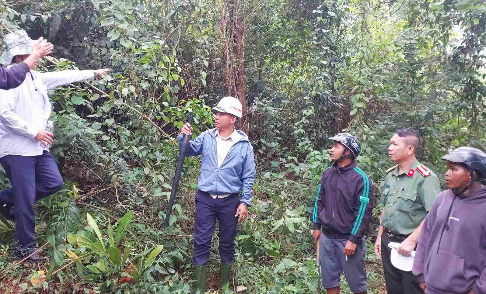 Công an xã Đạ Tẻh 2 phối hợp cùng chính quyền địa phương và các cơ quan liên quan tuyên truyền, vận động người dân di dời mồ mả để bàn giao mặt bằng thực hiện dự án cao tốc. Ảnh: Công an xã Đạ Tẻh 2