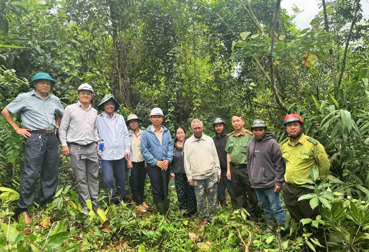 Có tổng cộng 32 hộ dân tự nguyện di dời mồ mả bàn giao mặt bằng thực hiện dự án cao tốc Tân Phú - Bảo Lộc. Ảnh: Công an xã Đạ Tẻh 2