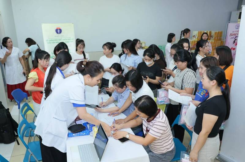 Consulting and health care for union members and workers. Photo: Thai Nguyen Trade Union