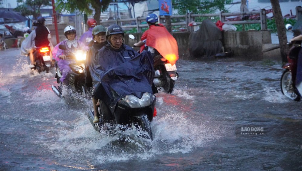 Dans l'après-midi du 13 septembre, de nombreux véhicules ont rencontré des difficultés à circuler dans la zone inondée en raison de fortes pluies et de marées hautes. Photo: Thai Bao