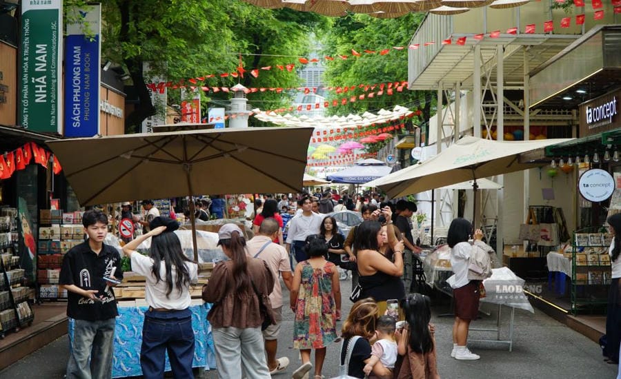 Tourists visit and experience in Ho Chi Minh City during the holidays 2. 9. Photo: Thanh Chan