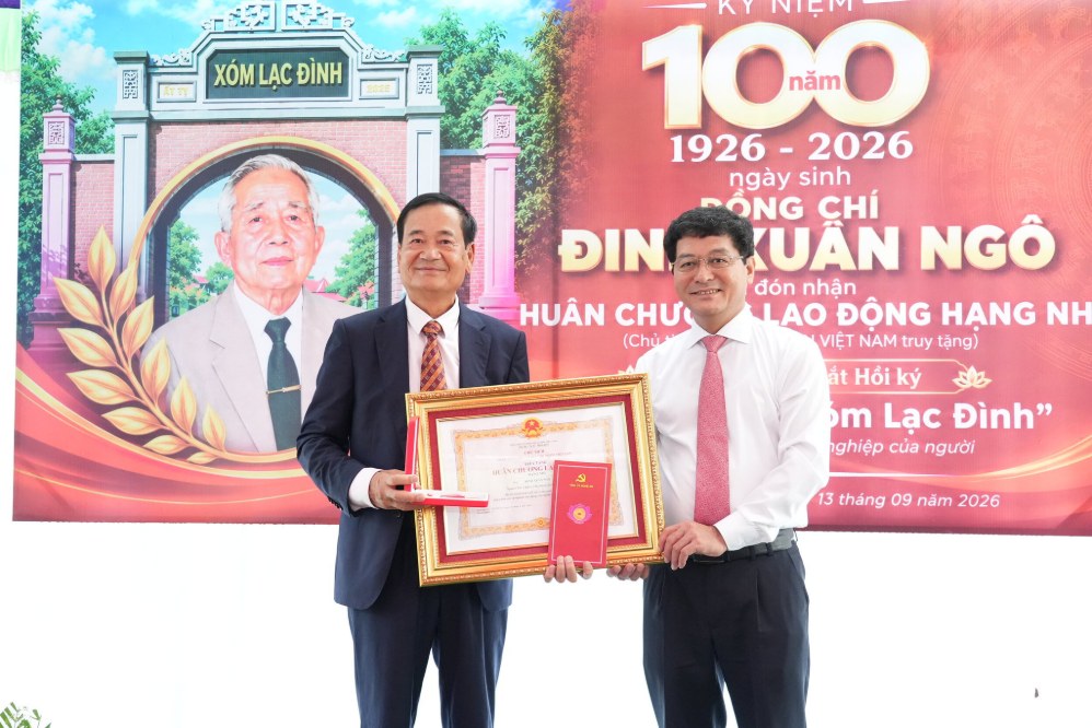 Authorized by the President, representatives of the Nghe An Provincial Party Committee awarded the Second-class Labor Medal to the family of Mr. Dinh Xuan Ngo. Photo: Nghe An Provincial Party Committee posted on September 13