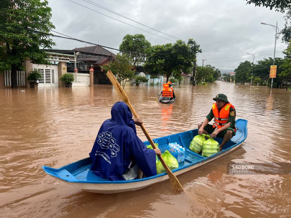 Nước sông Sê Pôn dâng cao, tràn vào khu dân cư ở xã Lao Bảo gây ngập trên diện rộng, người dân phải di chuyển bằng thuyền vào chiều 13.9. Ảnh: Hàn Nguyên