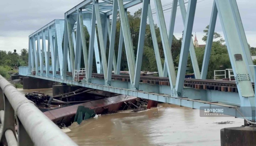 Heavy rain caused the water level of the O Lau River to rise, 3 ships were swept away by floodwaters, causing 2 to be caught on the My Chanh railway bridge at 2 pm on September 13. Photo: Han Nguyen