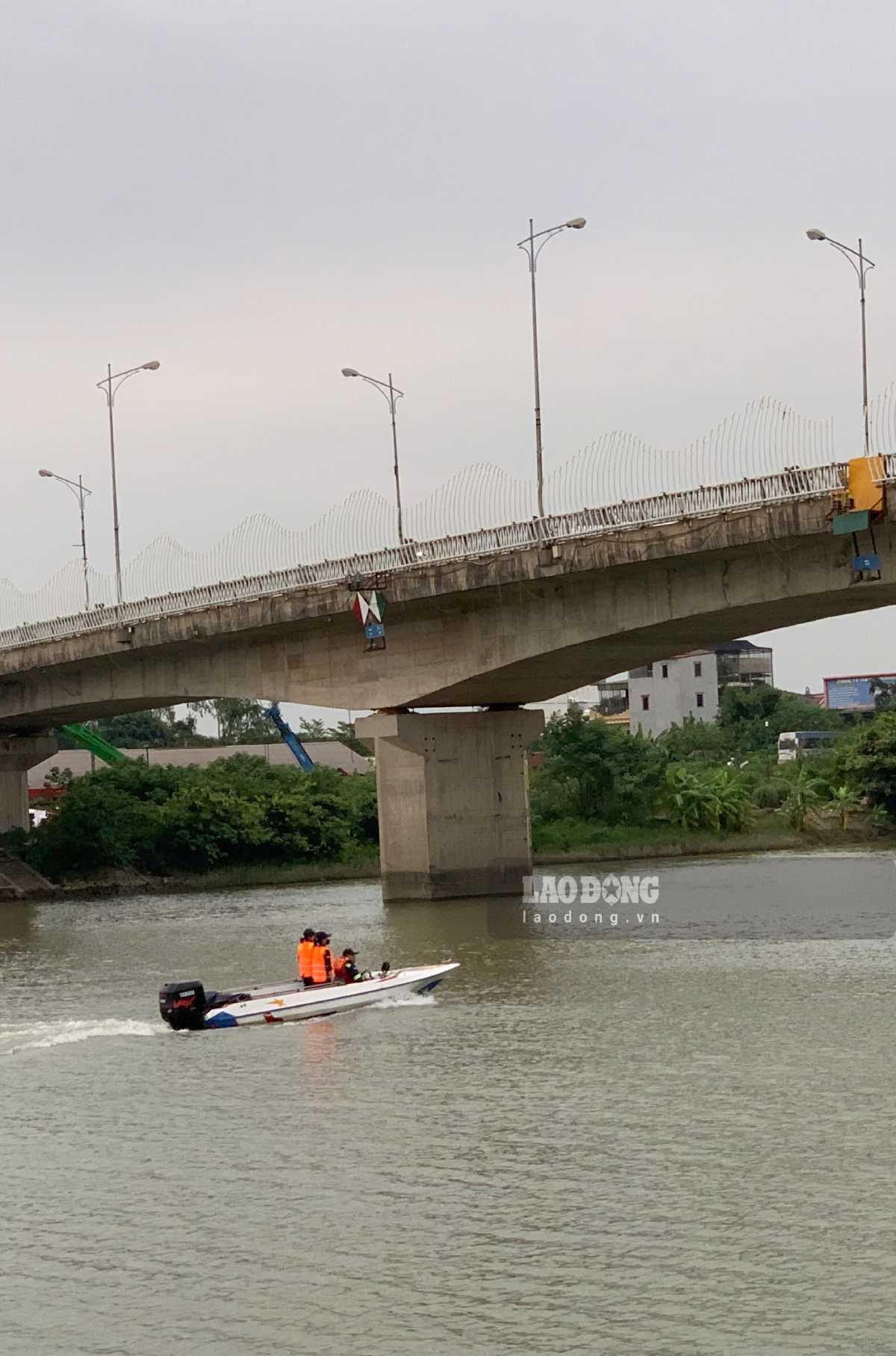 Functional forces and Rescue Team 116 are still actively searching for Major Tran Van Tung and the person who jumped off the bridge. Photo: Luong Ha