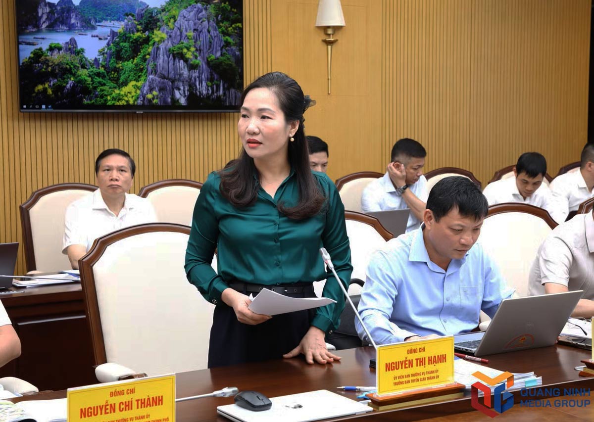 Đồng chí Nguyễn Thị Hạnh, Ủy viên BTV Thành ủy, Trưởng Ban Tuyên giáo Thành ủy, báo cáo mô hình “trường học xã hội chủ nghĩa” và “bệnh viện xã hội chủ nghĩa“. Ảnh: Báo và PTTH Quảng Ninh