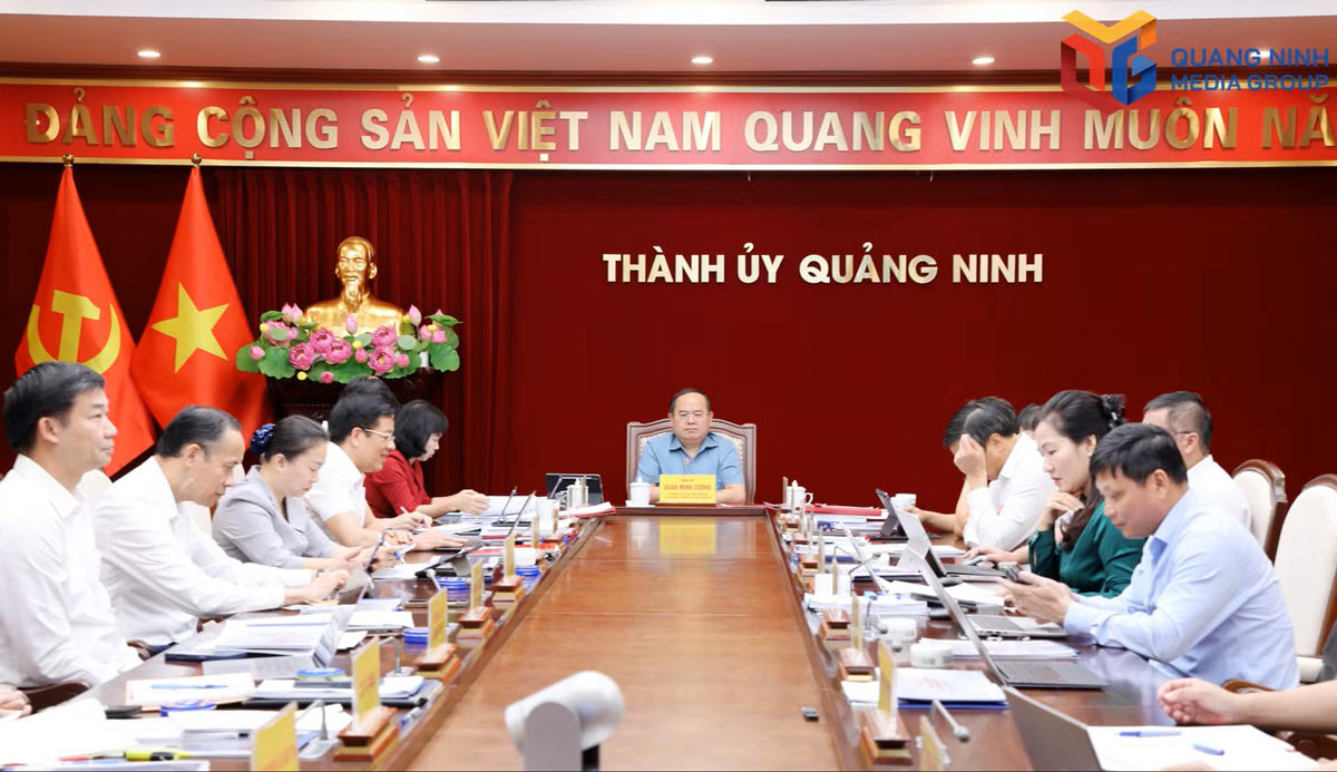 Comrade Quan Minh Cuong, Member of the Party Central Committee, Secretary of the City Party Committee, Head of the City National Assembly Delegation chaired the conference. Photo: Quang Ninh Newspaper and Radio and Television
