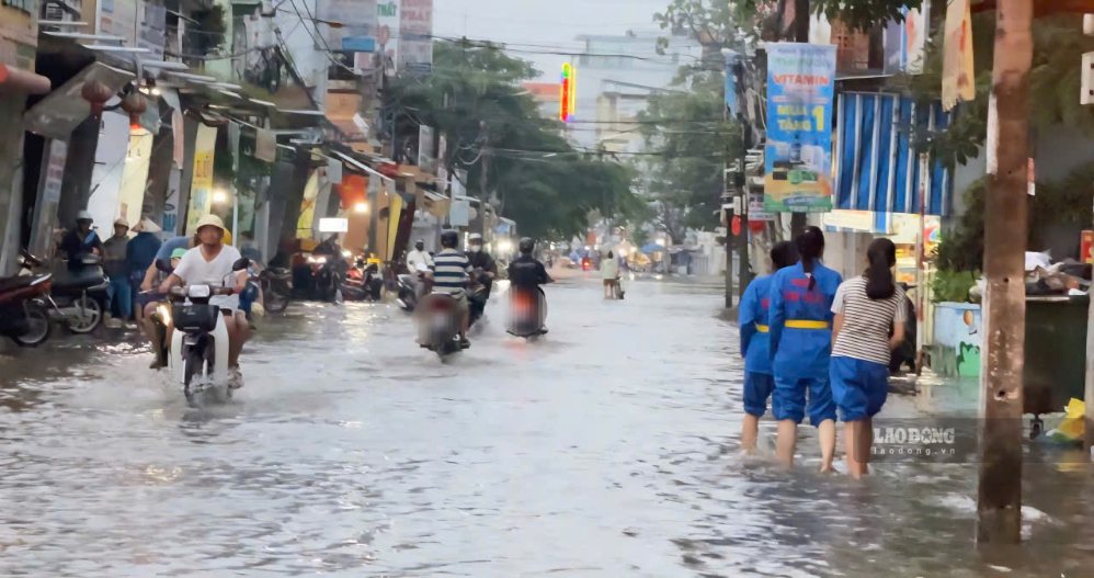 Vinh Long streets flooded, affecting people's lives and business. Photo taken on September 13, 2026 in Long Chau ward. Photo: Hoang Loc