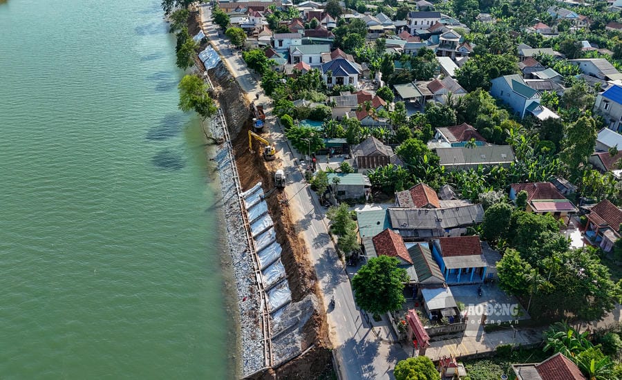 The embankment project to prevent landslides on the Bo River bank through Phong Thai ward, Hue City is being accelerated in construction before the rainy and storm season (Photo taken in the afternoon of September 10, 2026). Photo: Nguyen Luan