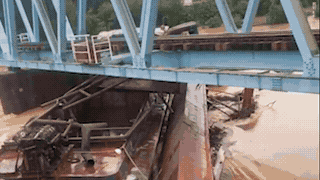 Rescuing My Chanh railway bridge from a stranded barge. Photo: Han Nguyen