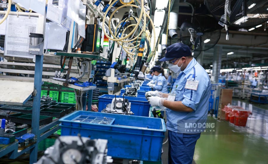 Workers hope the vocational training course is flexible and suitable for the work schedule so as not to be left behind by automation. Photo: Hai Nguyen.