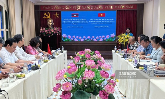 Liên hiệp Công đoàn Thủ đô Viêng Chăn làm việc với Công đoàn phường Cửa Nam