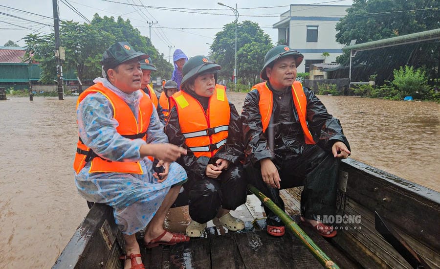 Leaders of Lao Bao Commune People's Committee, Lao Bao International Border Gate Border Guard Station enter the flooded area to grasp the situation at noon on September 13. Photo: Hung Tho