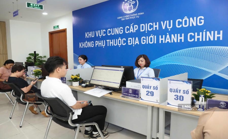 Civil servants at the Hanoi City Public Administration Service Center are supporting people in doing administrative procedures. Photo: Pham Dong