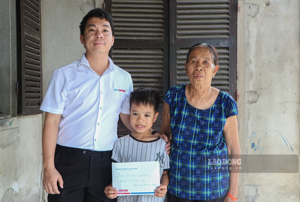 In the afternoon of September 13, Lao Dong Newspaper reporters presented the money donated by readers to Quy Duong. Photo: Nguyen Luan