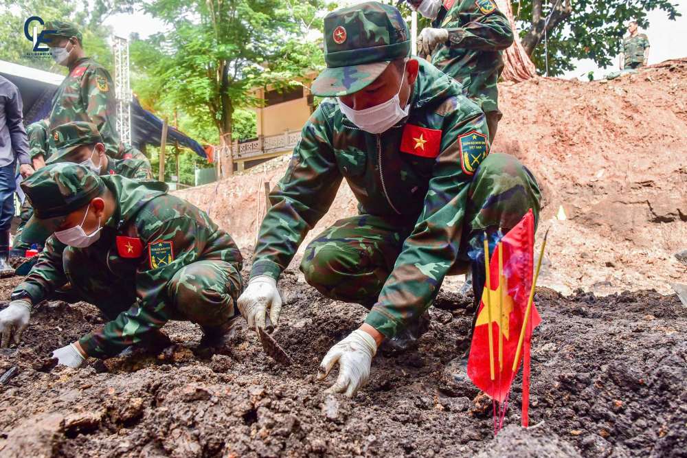 Découverte de 11 restes de martyrs supplémentaires, 7 reliques au parc Le Thi Rieng le 13 septembre. Photo: Commandement de Hô Chi Minh-Ville - prise le 13 septembre