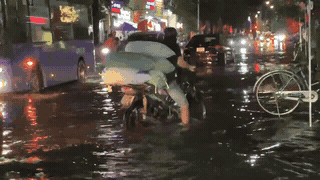 De fortes pluies ont provoqué des inondations localisées sur de nombreuses routes du centre de Hô Chi Minh-Ville.