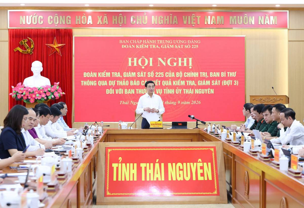 Đại tướng Phan Văn Giang, Ủy viên Bộ Chính trị, Phó Thủ tướng Chính phủ, Bộ trưởng Bộ Quốc phòng, Trưởng Đoàn kiểm tra, giám sát chủ trì Hội nghị. Ảnh: Công thông tin điện tử Thái Nguyên.