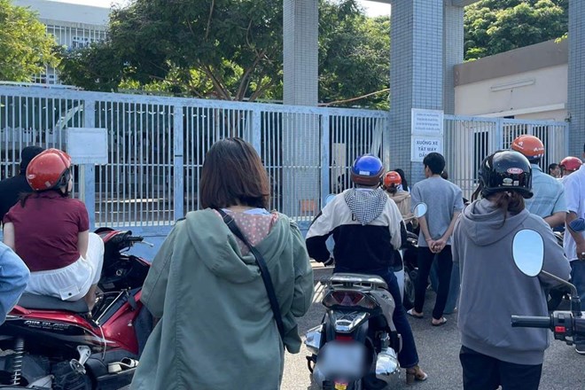 Dozens of parents of students at Nguyen Khuyen High School were closed the gate and could not attend the meeting on the morning of September 13. Photo: Character provided