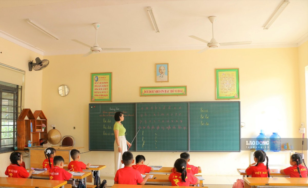 Phòng học tại điểm trường thôn Tiến Sơn đã xuống cấp nghiêm trọng (ảnh trên) và phòng học khang trang tại điểm chính Trường Tiểu học Quỳnh Tam (ảnh dưới). Ảnh: Duy Chương chụp ngày 11.9.