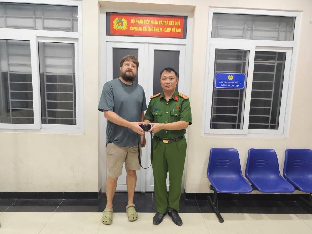 Ung Thien Commune Police return lost property to foreign tourists. Photo: Hanoi City Police