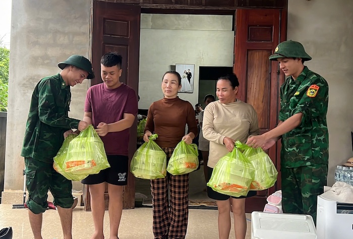 Les officiers et soldats du poste de garde-frontière du point de passage frontalier international de Lao Bảo offrent des repas aux habitants des zones inondées dans la soirée du 13 septembre. Photo: Comité populaire de la commune de Lao Bảo