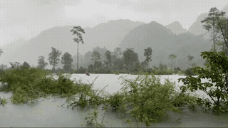 As floods rise, Kim Phu commune deploys forces at key points to support people. Photo: Thanh Trung recorded in the late afternoon of September 13