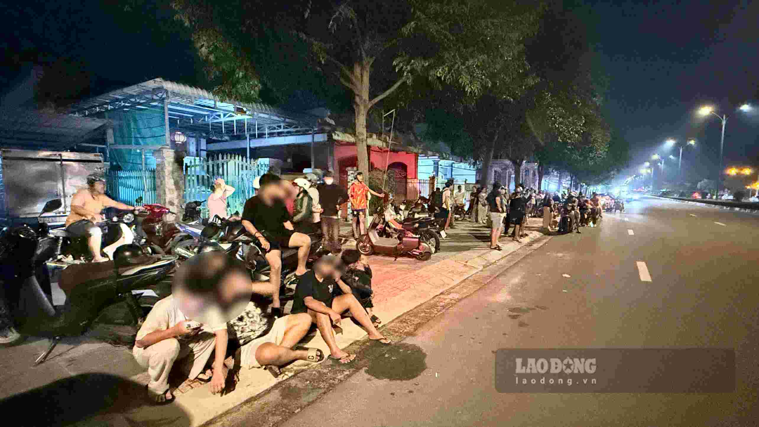Người dân theo dõi cơ quan chức năng điều tra vụ án mạng trong con hẻm trên đường Võ Thị Sáu, xã Phước Hải, TPHCM. Ảnh: Hoàng Lam