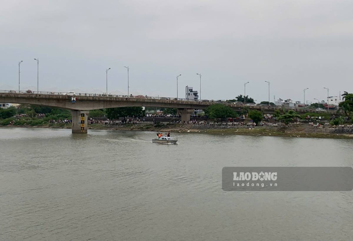 Body of young man who jumped from Bo bridge into Tra Ly river (Hung Yen province) found. Photo: Luong Ha
