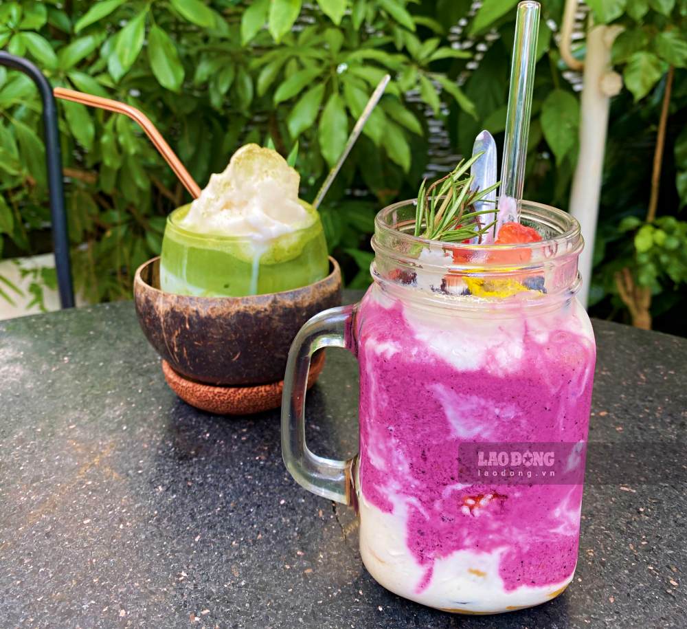 Juice contains less fiber, causing blood sugar to rise faster than eating whole fruits. Photo: Tra My