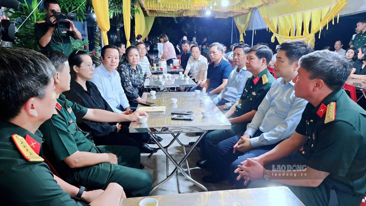 Leaders of Hung Yen province and Military Region 3 visit, encourage, and share condolences with the family of Major Tran Van Tung. Photo: Ha Vi (taken on September 13)