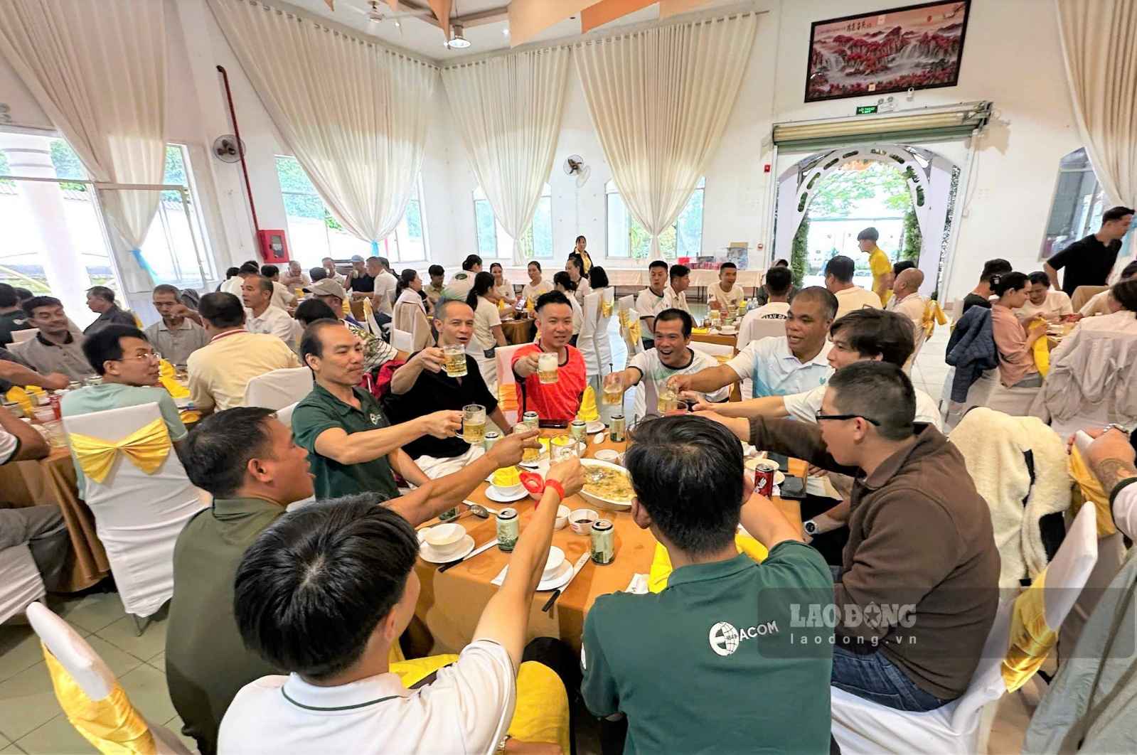 Người lao động Công đoàn cơ sở Công ty TNHH Thương phẩm Atlantic Việt Nam tổ chức hội thao với 3 môn gồm chạy việt dã, kéo co, bóng đá, kết hợp bữa cơm Công đoàn cho người lao động. Ảnh: Thanh Phương 