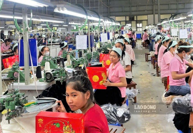 Công đoàn cơ sở Công ty TNHH May mặc First Team Việt Nam trao tặng quà Trung thu cho đoàn viên, người lao động. Ảnh chụp ngày 13.9 (Ảnh: Phúc Khánh) 